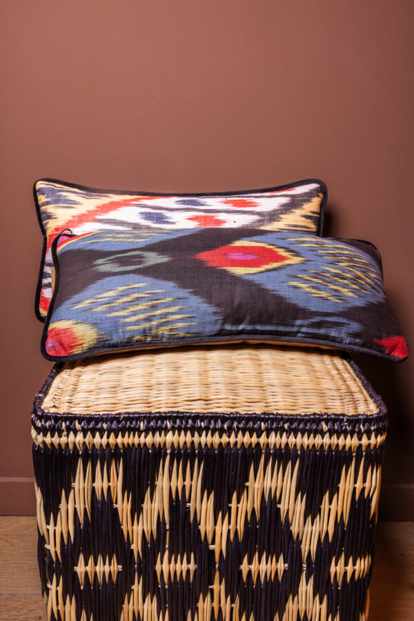 Coussin Précieuse Afrique Ikat Ethnique Fond Noir – Image 3